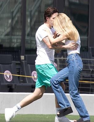 贝嫂和小贝当街亲吻甜腻了！大小准儿媳同框比拼，二儿子女友太美