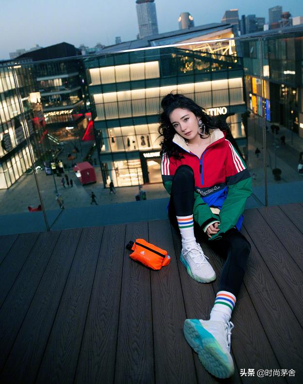 学生*党**别再露脚踝了，杨幂的“袜子包裤”火了，00后这么穿潮爆了