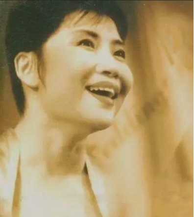 李娜出家视频唱的是李娜本人么,李娜在歌坛有怎样的地位