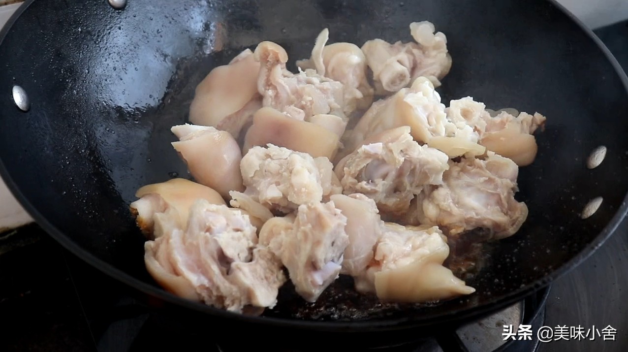 猪蹄这样做太好吃了，Q弹软烂入味，酱香十足，女人多吃对身体好