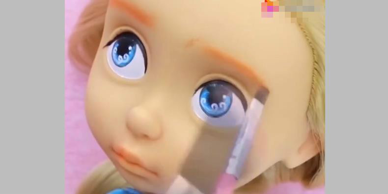 给娃娃化妆打扮成叶罗丽公主,芭比娃娃化妆秀打扮成小姑娘