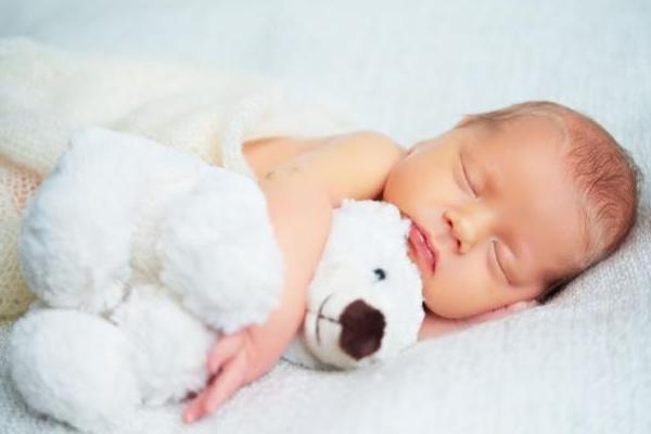 奶奶天天给宝宝穿脏衣服,宝宝一换洗衣服就起疹子