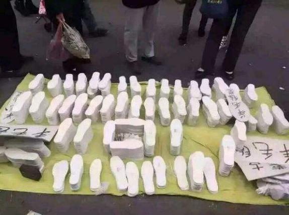 打篮球崴脚了怎么处理,打篮球崴脚脱鞋捏脚