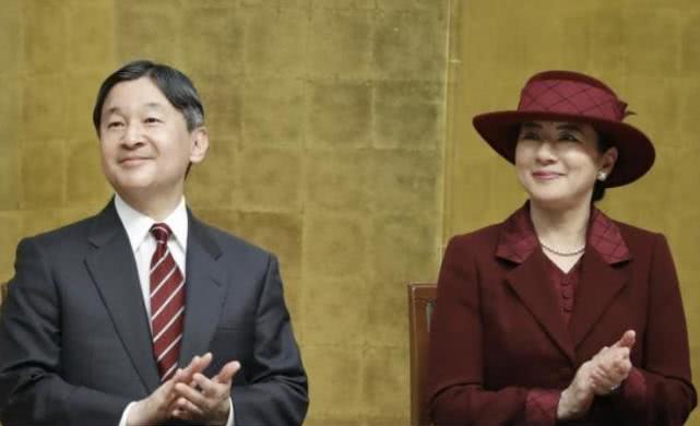 雅子皇后暗红色套装优雅亮相,宽檐礼帽贵气,与德仁情侣装有点甜