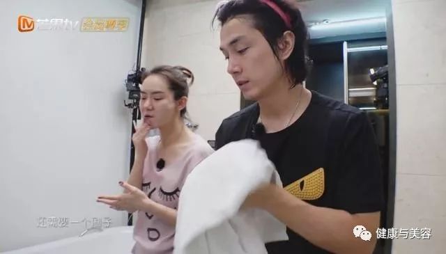 戚薇拍头发消面部水肿,戚薇刮痧的视频