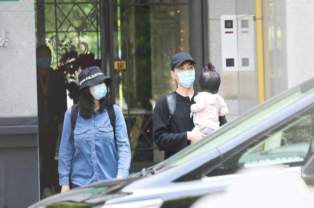 赵又廷抱娃出街,赵又廷高圆圆抱着林更新