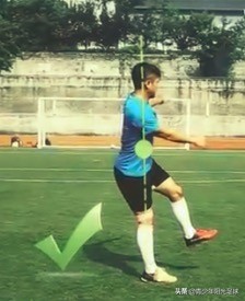 长传球踢不高怎么办踢不起来,踢长传球脚是勾起还是绷直