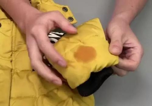 羽绒服去油渍小妙招清洗视频,电吹风清洁羽绒服油渍小妙招