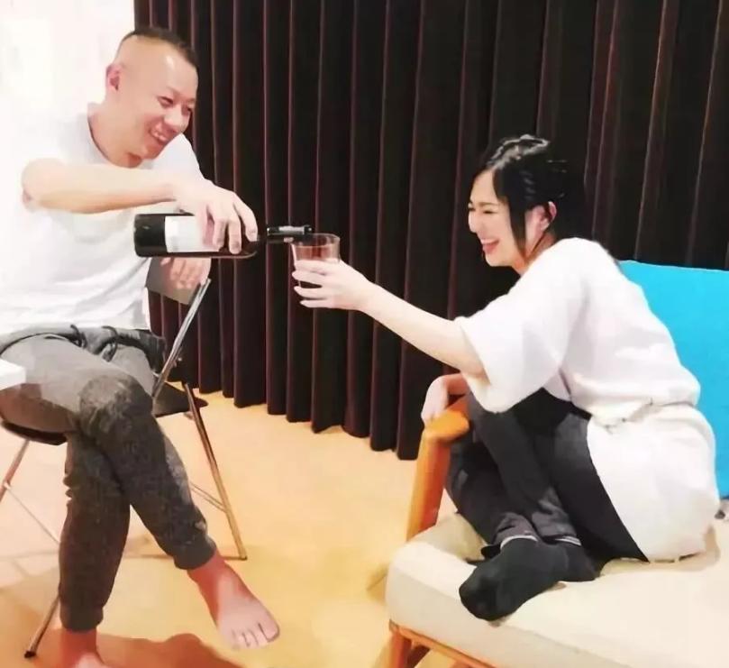 「明星那事」苍井空直播生子200天后，评论区留下10000次嘲讽……