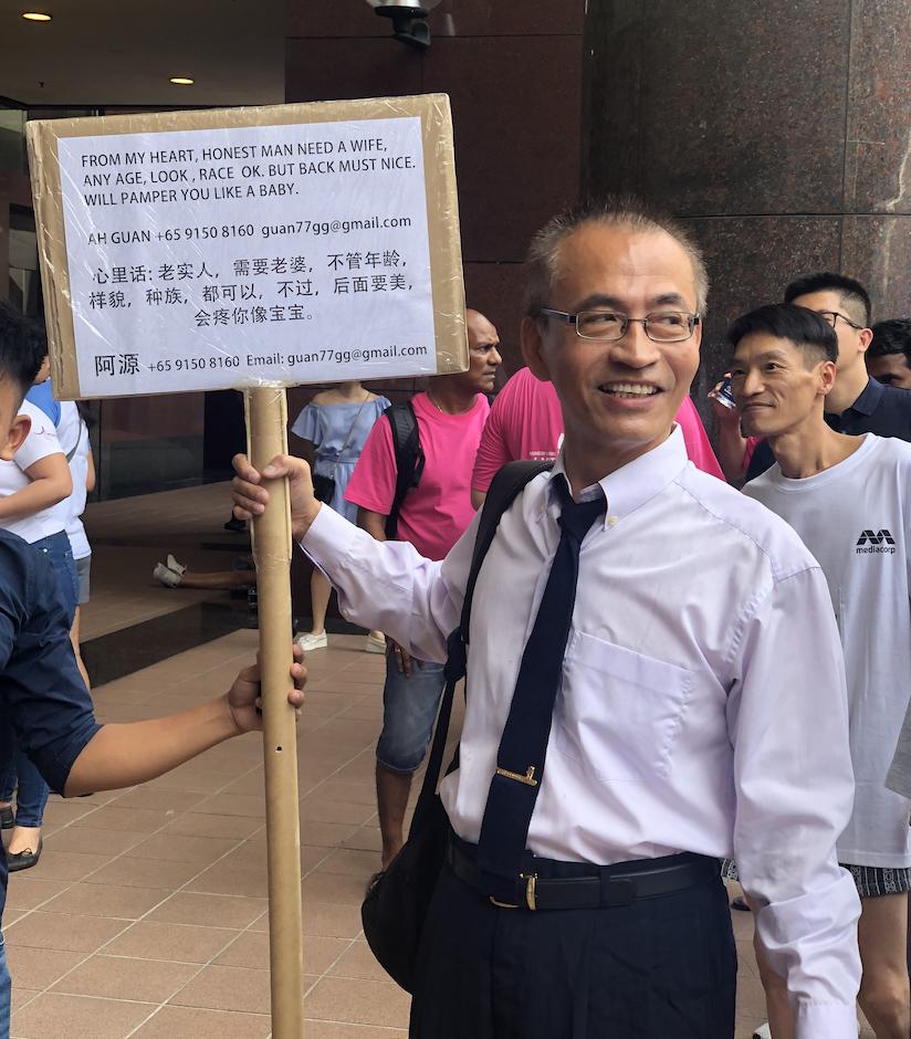 这个人把手摸在车上超过3天3夜赢了一辆车你觉得你行不？