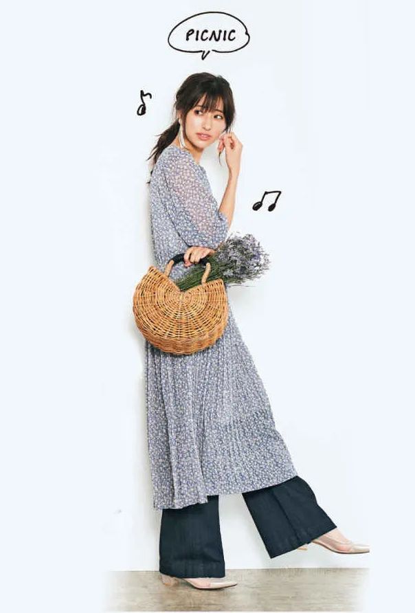 风衣搭碎花裙怎么搭配图,碎花裙搭配乐福鞋好看吗