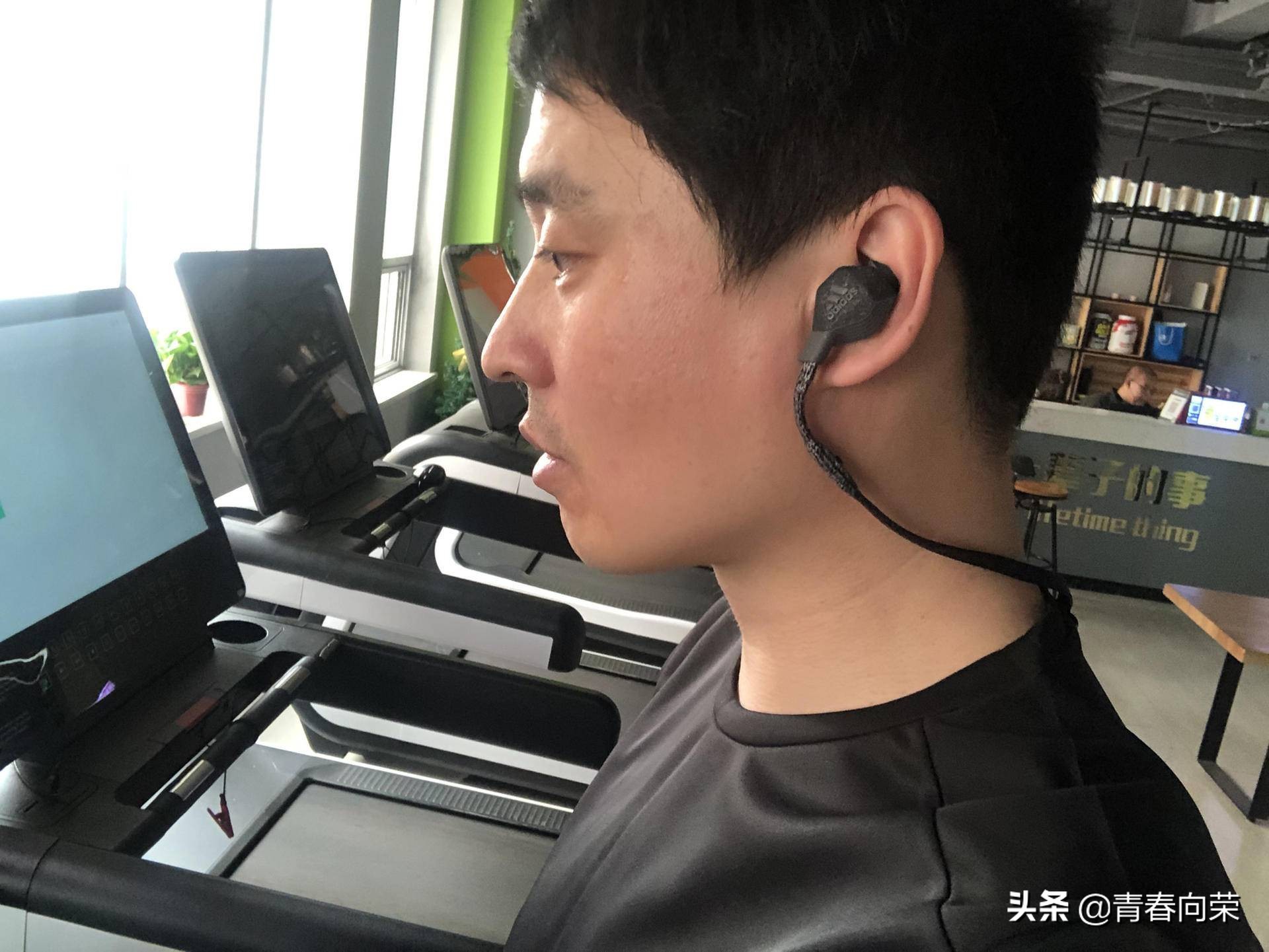 来自阿迪达斯的跨界暴击！AdidasFWD-01蓝牙运动耳机