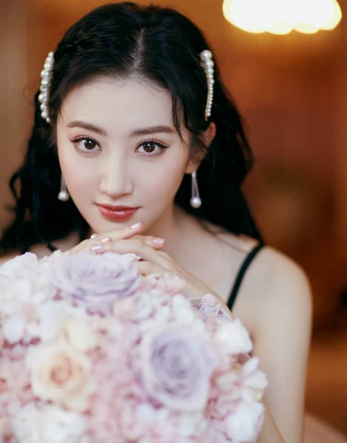 能把头发卷起来的发饰怎么戴,可以让两边头发蓬松起来的发饰