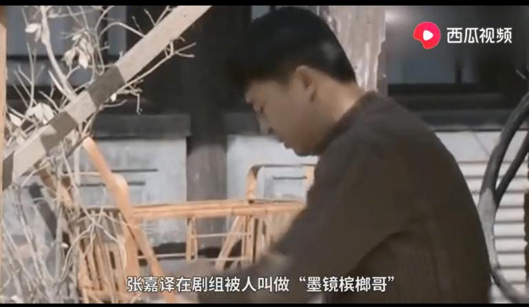 才49岁的张嘉译头发花白,走路已需要人扶?西瓜视频为你揭秘