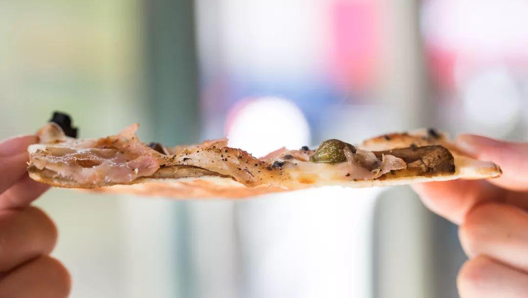 一挤就爆奶的超薄0.1pizza，被外国朋友吹上天