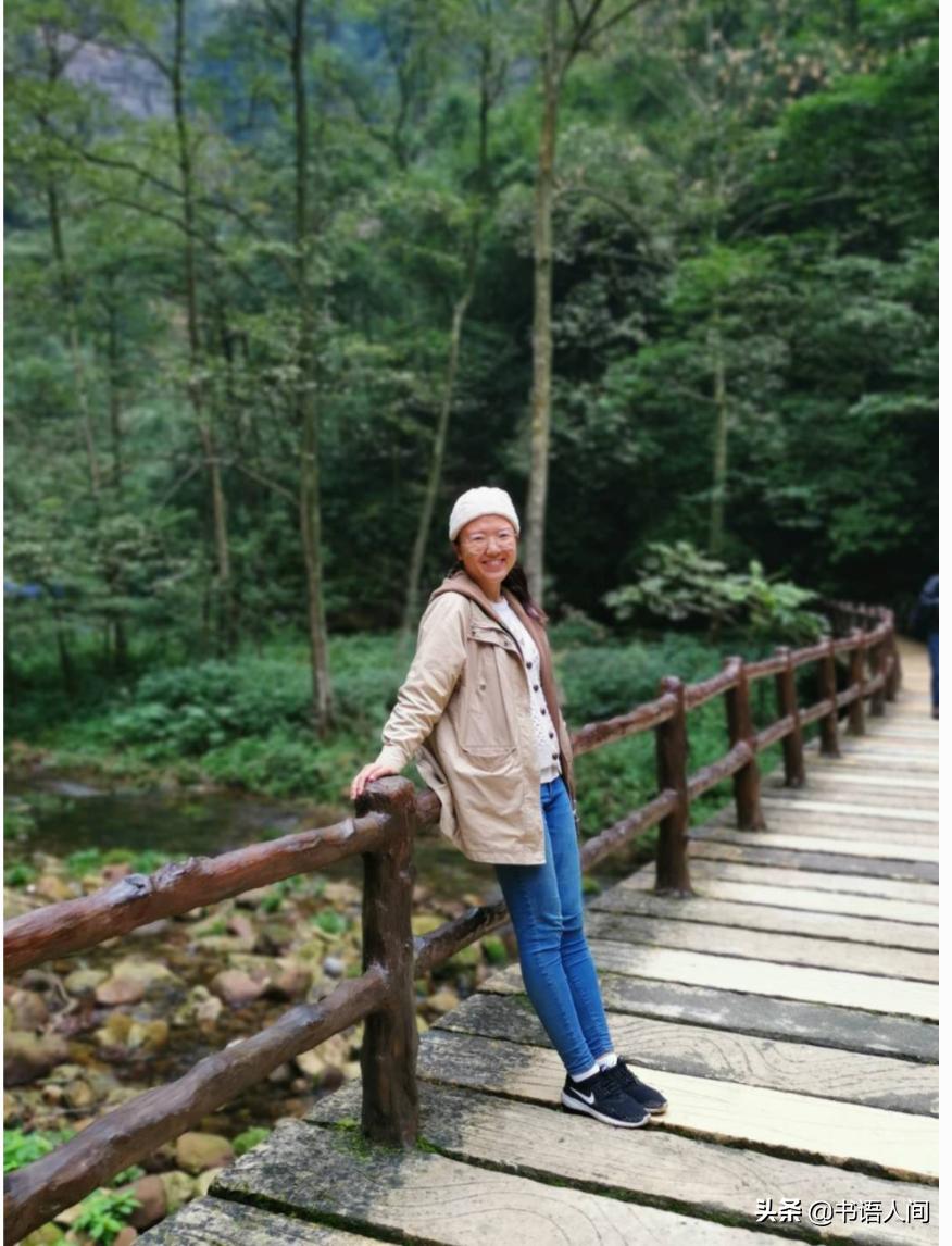 在山上被猴子追,张家界黄石寨的猴子抢东西视频