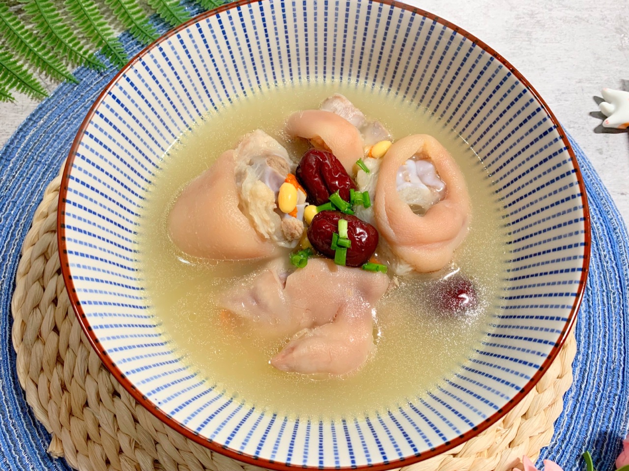 黄豆炖猪蹄汤是甜的,黄豆炖猪蹄奶白色