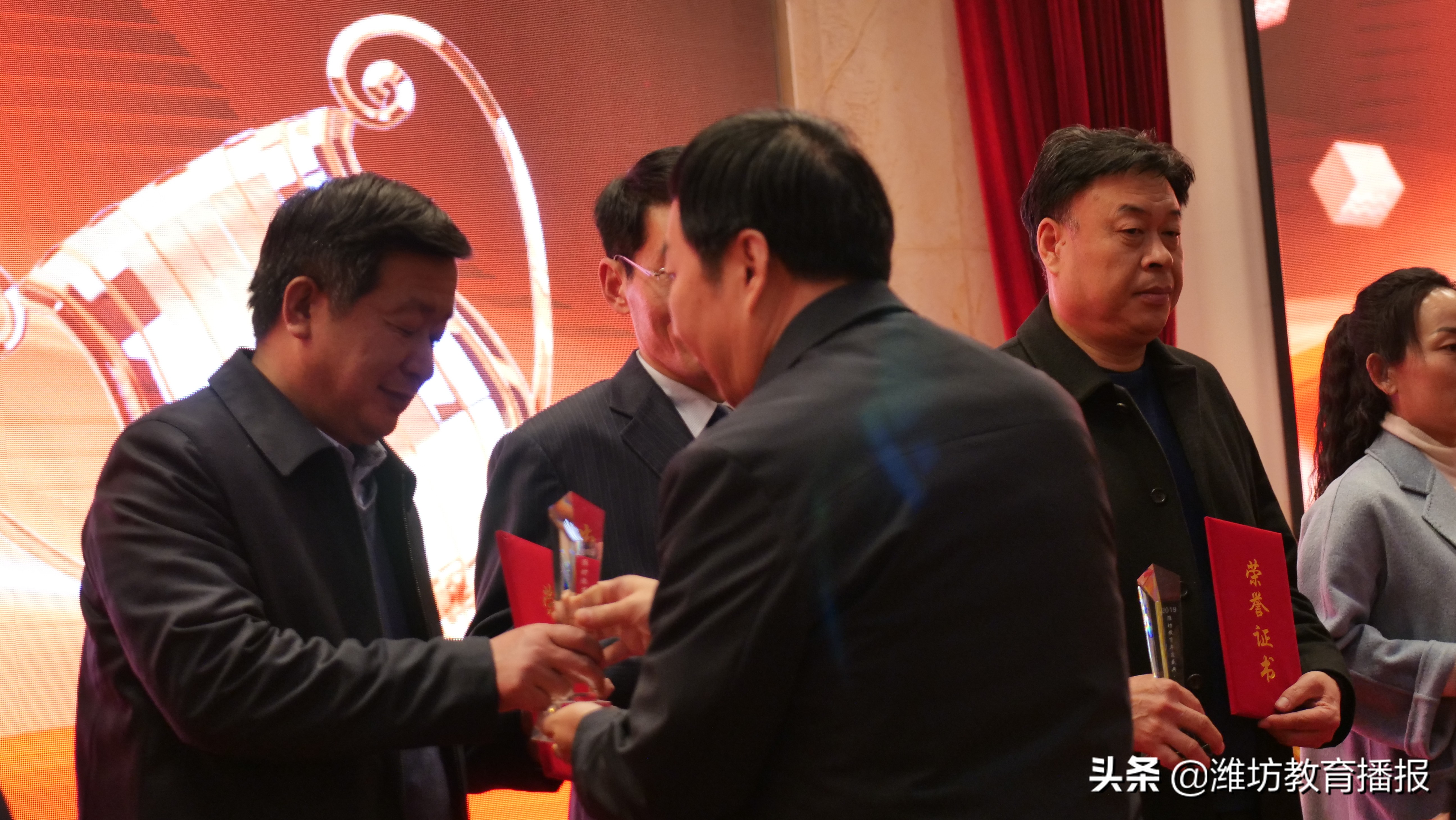 第四届全民教育节暨2019潍坊教育年度盛典巡礼：卓越校长张宝成