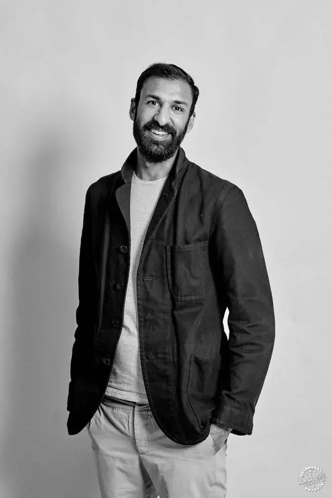 它比虚无的黑洞更黑，让全世界的瞳孔无法聚焦