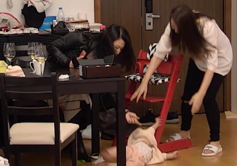 宝宝不小心跌下床怎么办,宝宝不小心掉地上发生意外