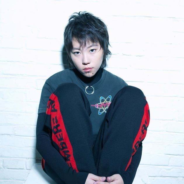 窦靖童门牙笑容灿烂,窦靖童磕破门牙