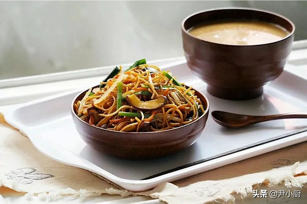 5星饭店大厨教你炒面做法，步骤简单，面条不起坨不粘，劲道好吃