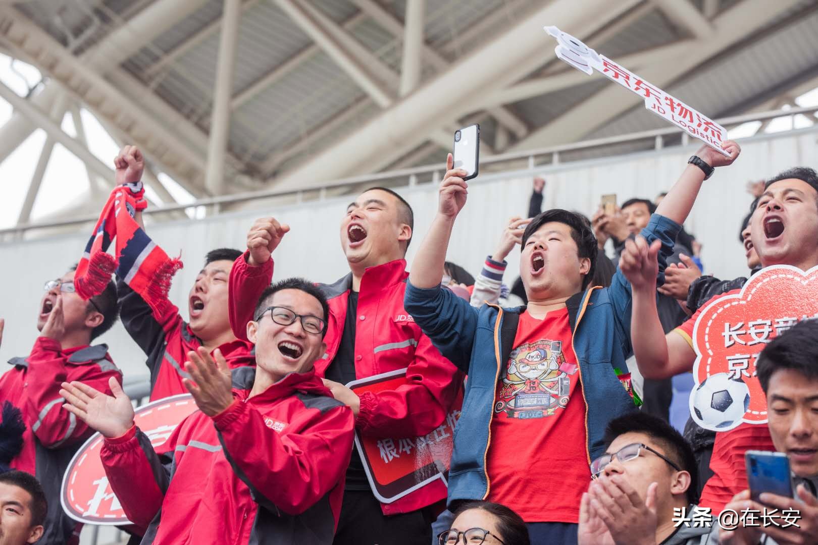 京东快递员福利,京东快递小哥送比赛用球