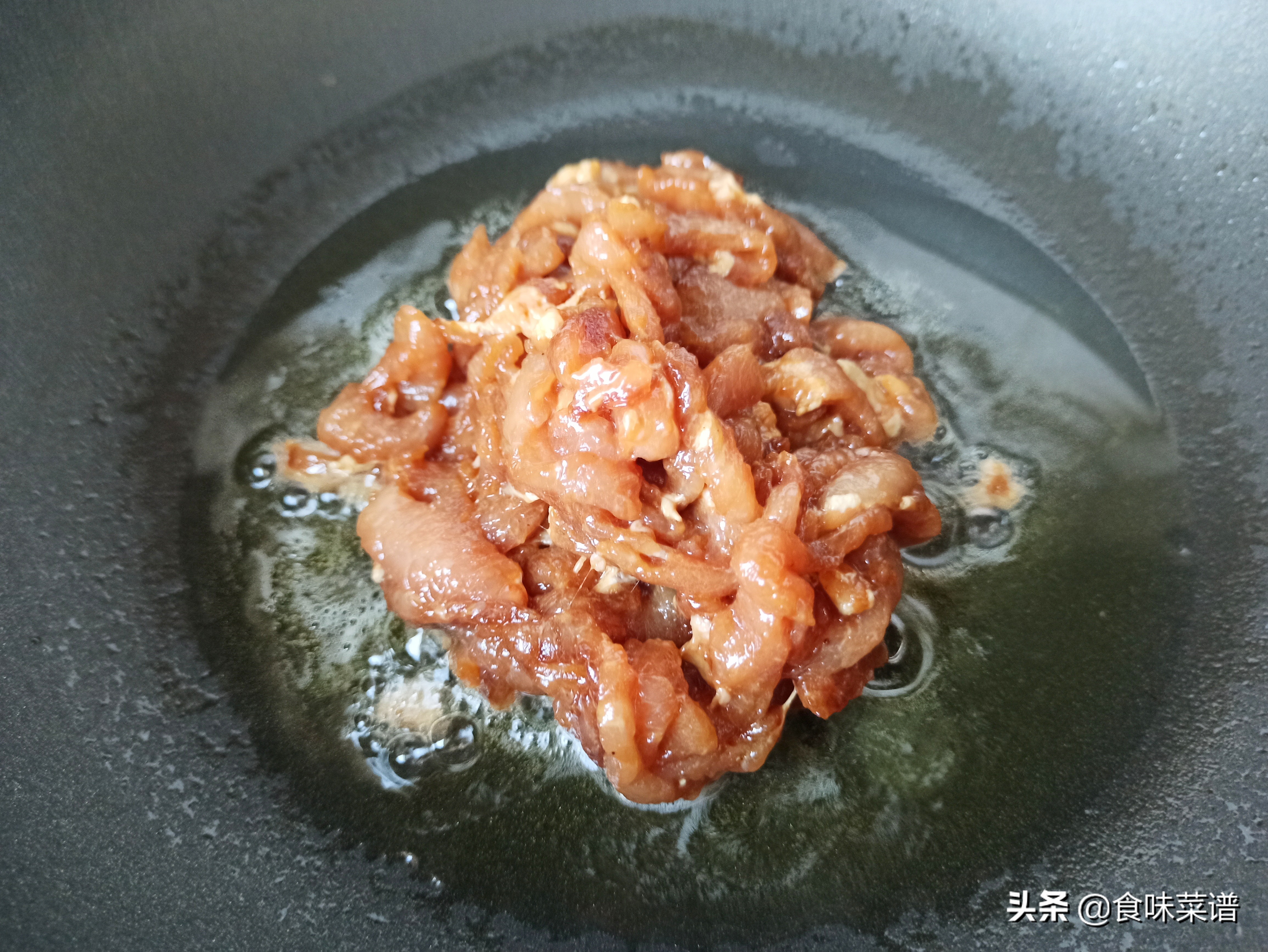 青椒炒肉丝肉丝已经熟,青椒肉丝下油锅