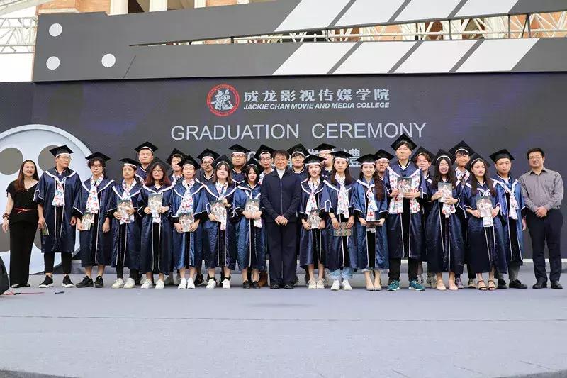 成龙院长参加了我的毕业礼，他说这么多年唯一遗憾的事是……