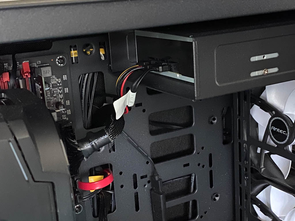 侧透机箱能装光驱,外置光驱在机箱外面放置的光驱