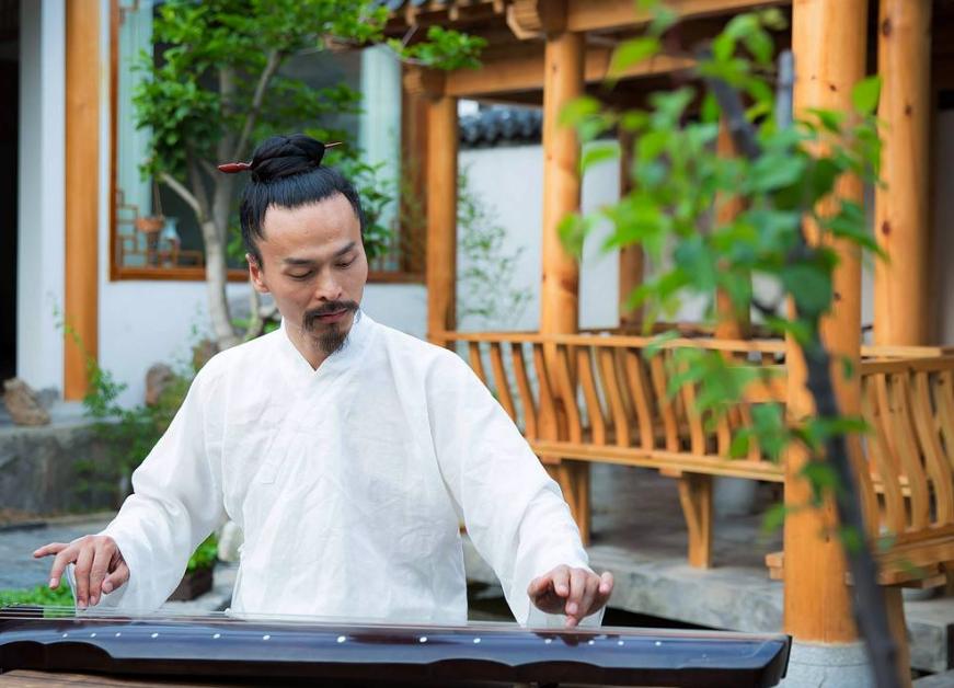 道士出这样的一个上联:春天*梦春**何时醒!小男孩对出下联