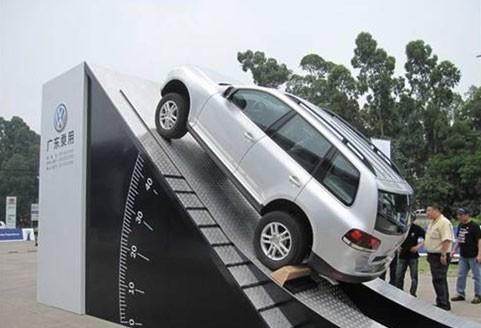 开自动挡的车陡坡怎么操作,自动挡上陡坡起步的正确方法