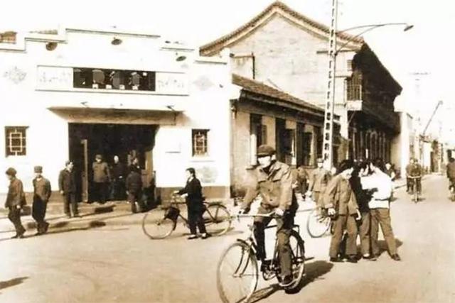 开国上将开饭店，客人吃饭霸王餐，给战友免单，酒楼硬生生被吃垮