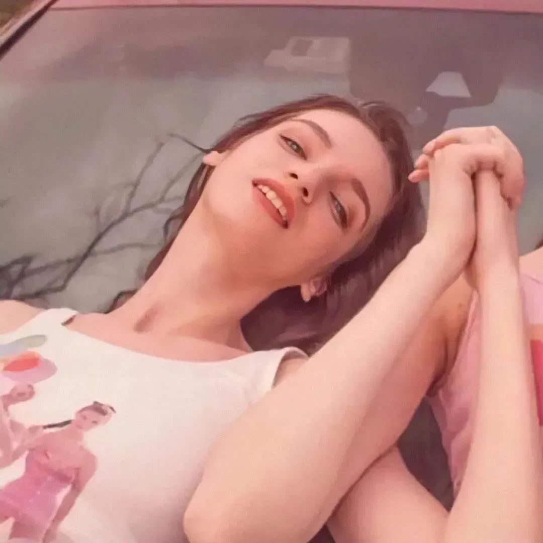 超好看的闺蜜头像一人一半真人,超好看的闺蜜头像动漫