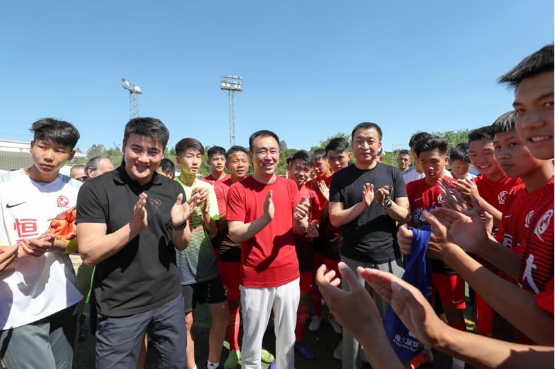 许家印参加恒大足球视频,恒大杯许家印助威视频