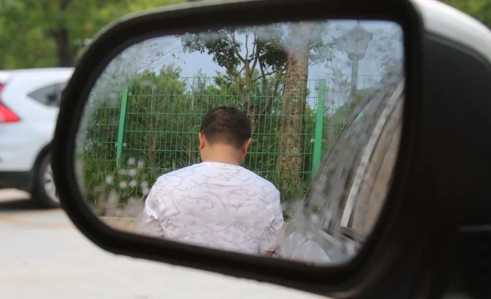 下雨天怎么能让后视镜不模糊,车子后视镜下雨天模糊