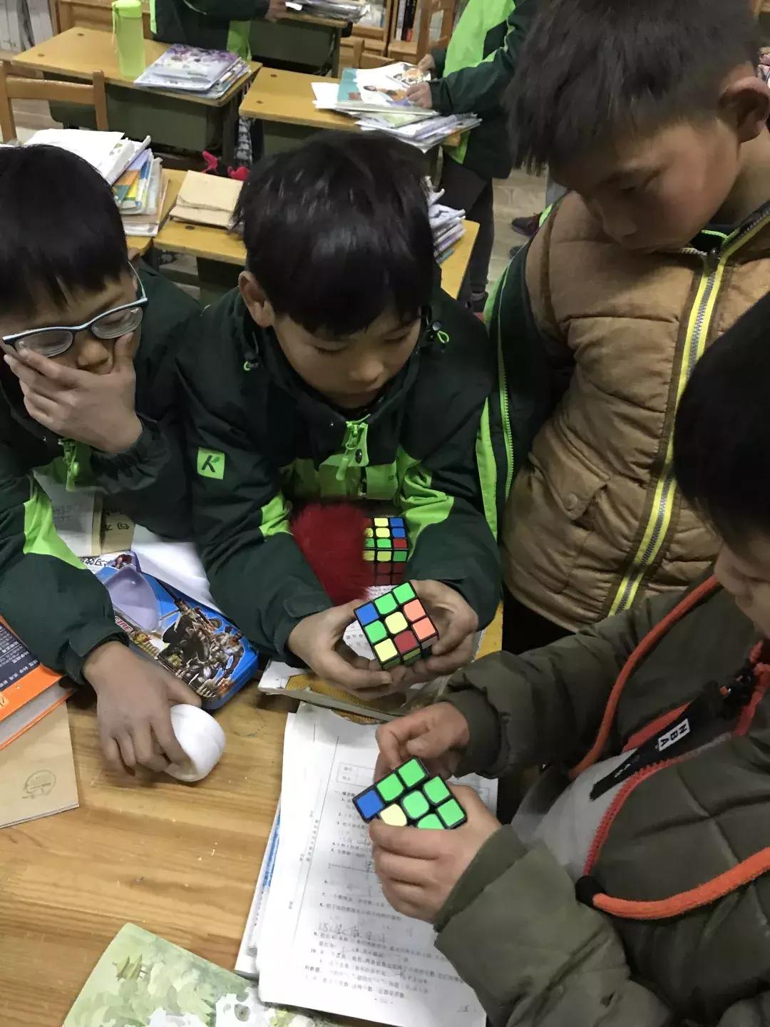 给孩子的第一节动画魔方课,小朋友学的魔方课