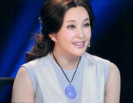 翡翠原石一刀暴涨视频,翡翠原石一刀切出20亿满色