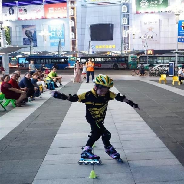 闪电轮滑免费体验轮滑课60分钟,米高轮滑运动教育中心优惠