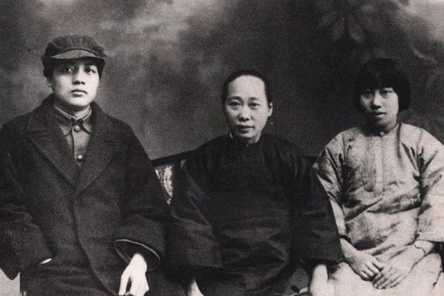 毛主席看到与母亲的合影，激动地用土话问道：咯是从哪里拱出来的