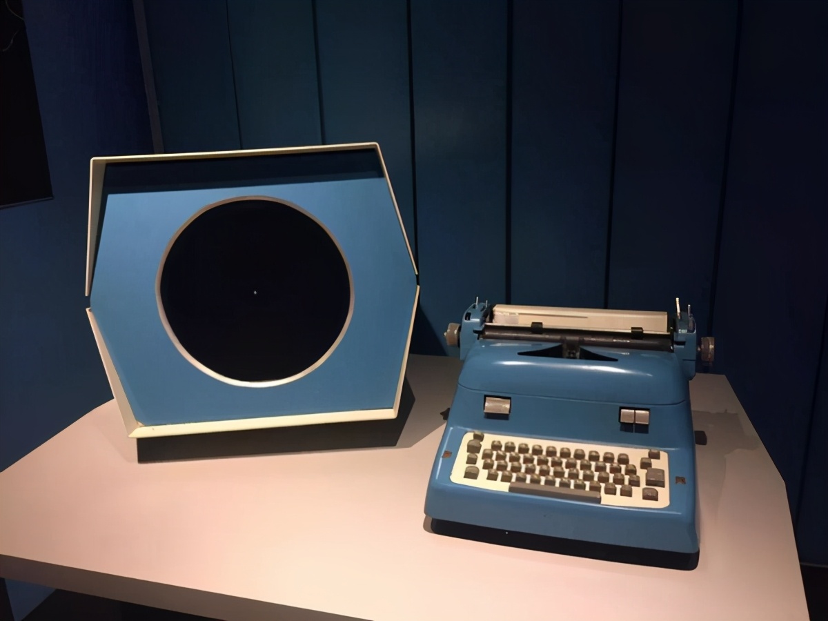 60年前,在重达1500斤的电脑上做游戏