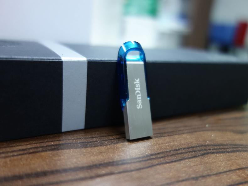 闪迪2.0u盘对比3.0u盘,飚王u盘和闪迪