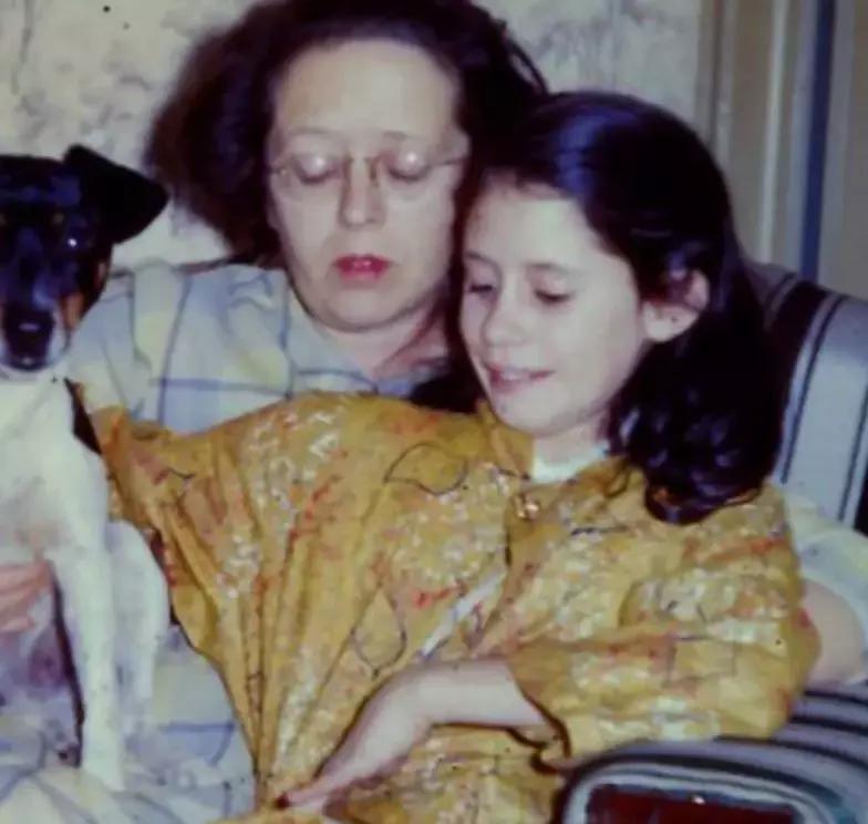 300涓囬攢閲忚儗鍚庣殑鏁呬簨,绔ュ勾鏃跺厜楠楀眬鎻