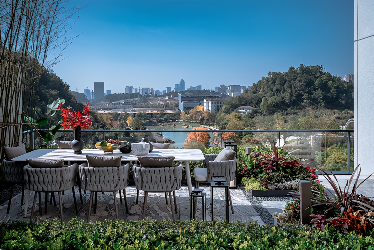 看完观山湖单价4w+的别墅,我举手点了个赞,低头拍了下包