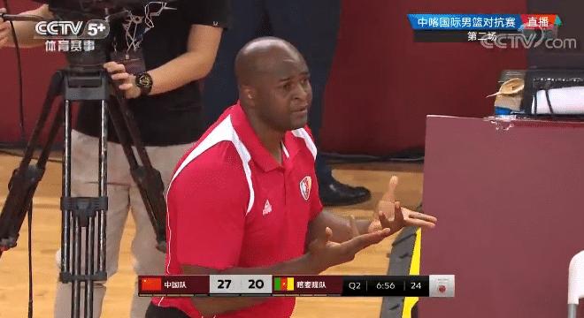 过分！故意撞王哲林还不够，随后做出违体动作，喀队4号输球输人