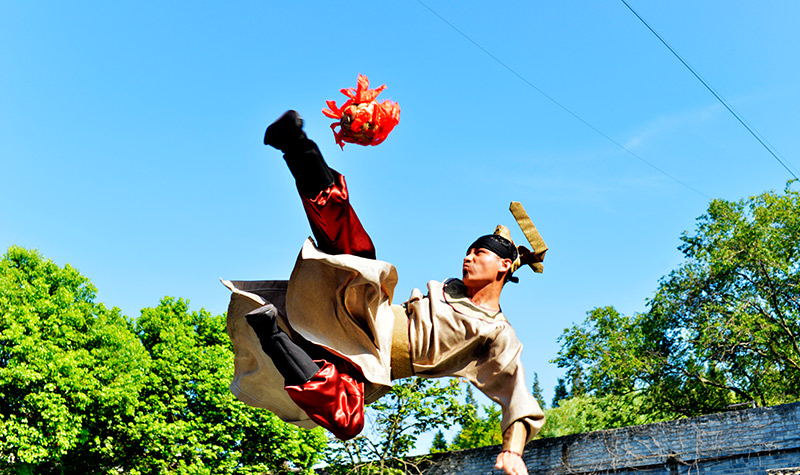 这地方曾展出一双宋代球鞋，但小编认为，它有可能是西贝货