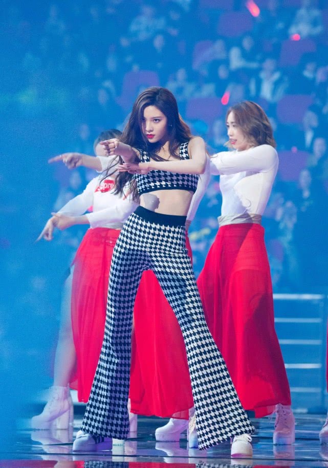 宋妍霏牛仔裤身材,宋妍霏的裤子穿搭