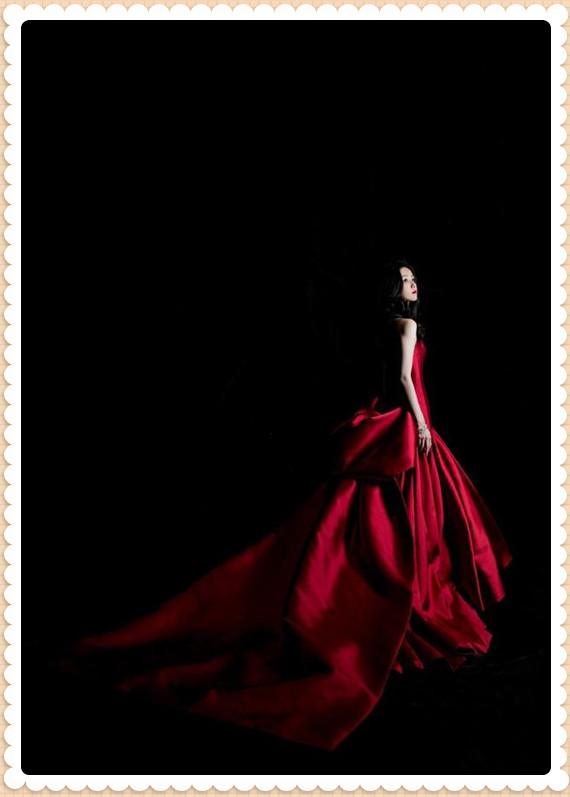 陈都灵红裙大波浪仿妆,陈都灵港风大变样