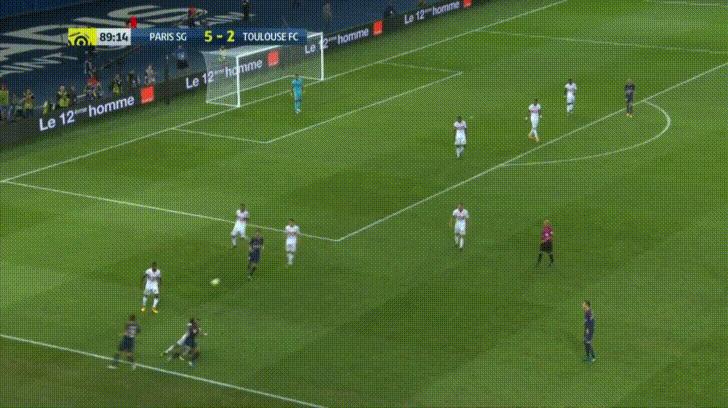 维尼修斯学内马尔彩虹过人羞辱对手，谁知失败反出丑！