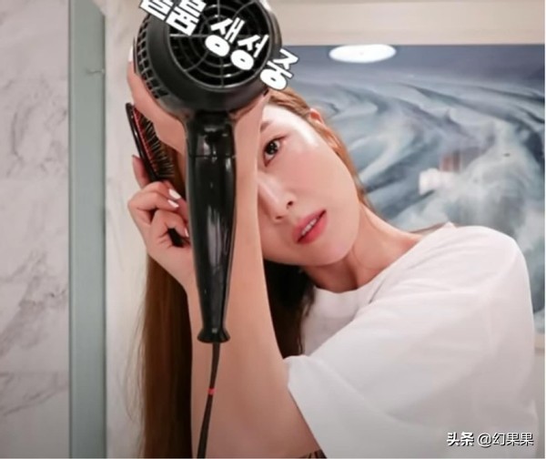 早上头发睡扁了怎么快速修复,睡醒头发变直的方法